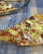 Домашняя пицца с колбасой и грибами