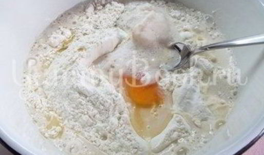 домашняя пицца с колбасой и грибами