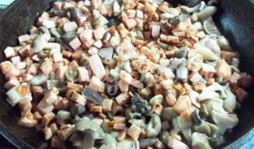 домашняя пицца с колбасой и грибами