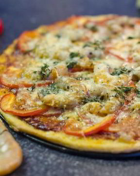 Домашняя пицца с креветками и сыром