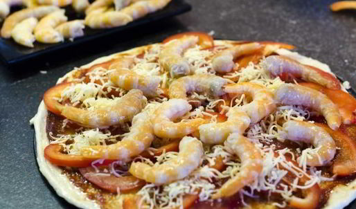 домашняя пицца с креветками и сыром