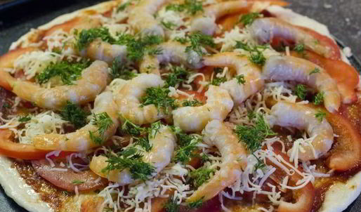 домашняя пицца с креветками и сыром