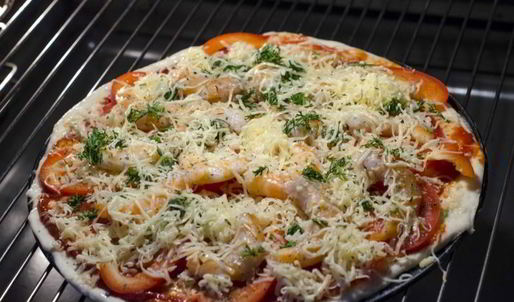 домашняя пицца с креветками и сыром