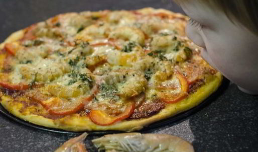 домашняя пицца с креветками и сыром