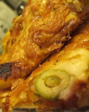 Домашняя пицца с семгой, оливками и орегано