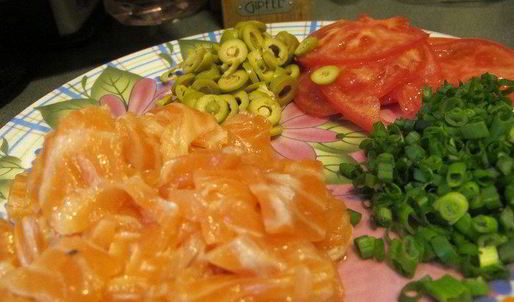 домашняя пицца с семгой, оливками и орегано