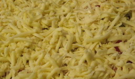 домашняя пицца с семгой, оливками и орегано