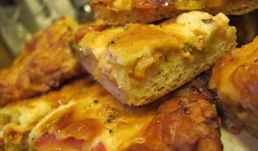 домашняя пицца с семгой, оливками и орегано