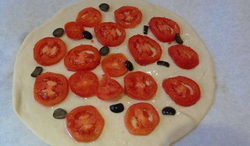 дрожжевая пицца с помидорами