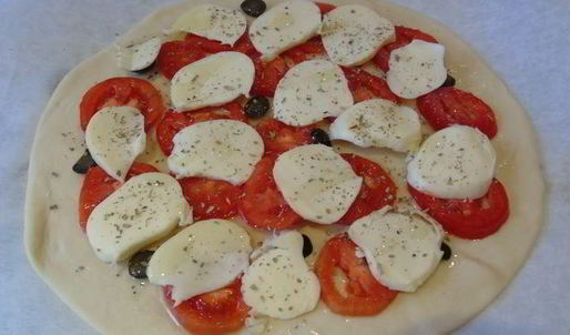 дрожжевая пицца с помидорами