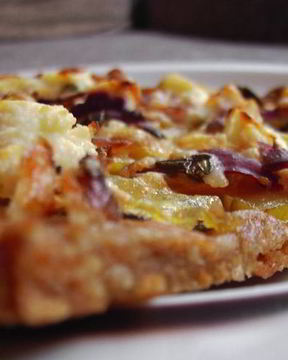 Картофельная пицца с чесноком, козьим сыром и розмарином