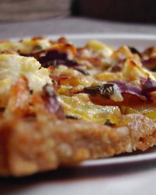 Картофельная пицца с чесноком, козьим сыром и розмарином