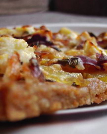 Рецепт картофельной пиццы с чесноком, козьим сыром и розмарином