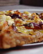 Картофельная пицца с чесноком, козьим сыром и розмарином