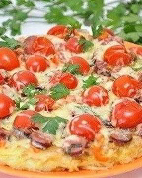 Картофельная пицца с колбасками