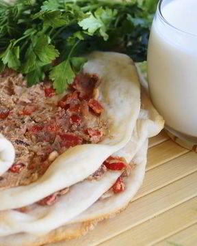 Лахмаджун с фасолью