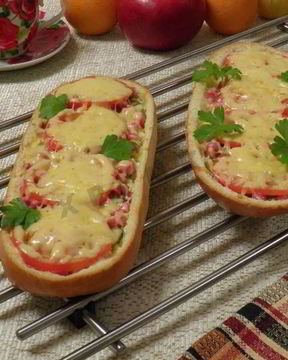 Ленивая пицца из батона в духовке