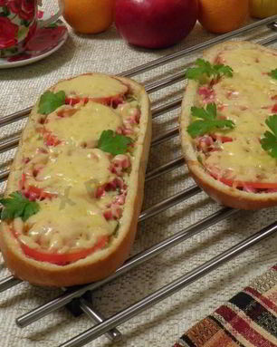 Ленивая пицца из батона в духовке