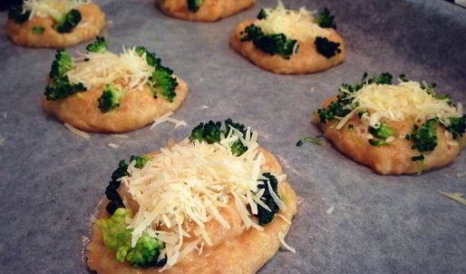 мини-пиццы на заварном тесте с пармезаном и брокколи