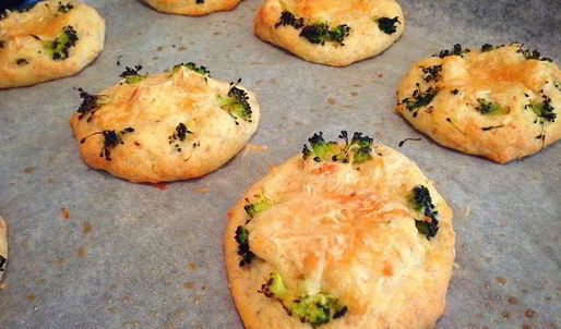 мини-пиццы на заварном тесте с пармезаном и брокколи