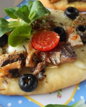 Мини-пиццы с сайрой, моцареллой и маслинами