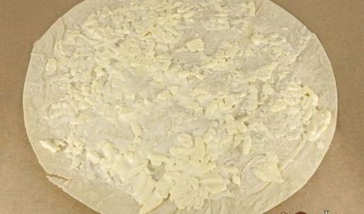 пицца из лаваша с сыровяленой колбасой