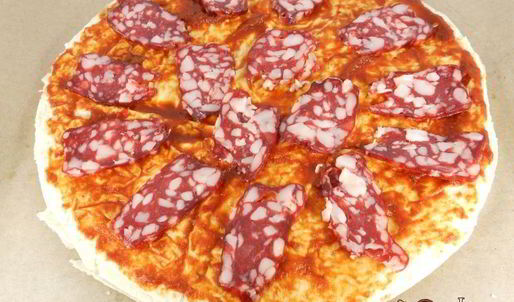 пицца из лаваша с сыровяленой колбасой