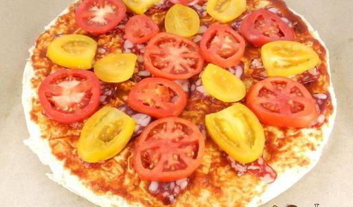 пицца из лаваша с сыровяленой колбасой