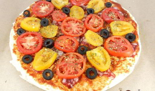 пицца из лаваша с сыровяленой колбасой