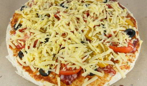 пицца из лаваша с сыровяленой колбасой