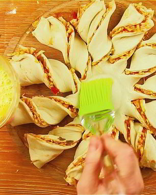 Пицца из слоеного теста