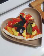 Пицца на бездрожжевом тесте с белыми маринованными грибами и гаудой