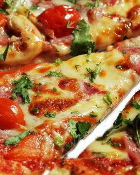 Пицца на тонком тесте с овощным соусом