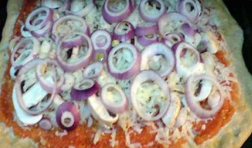 пицца с грибами и креветками