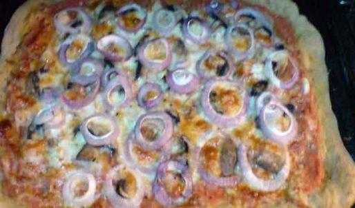 пицца с грибами и креветками