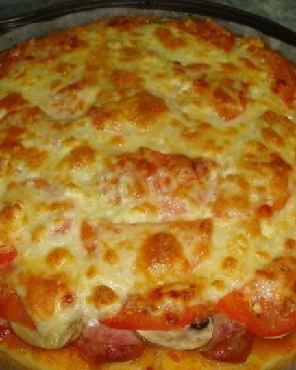 Рецепт пиццы с колбасой грибами и помидорами в духовке