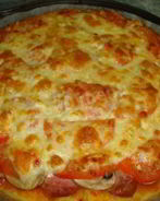 Пицца с колбасой грибами и помидорами в духовке