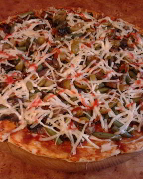 Пицца с колбасой, зеленой фасолью и оливками