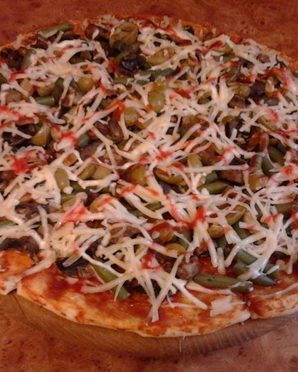 Рецепт пиццы с колбасой, зеленой фасолью и оливками