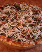 Пицца с колбасой, зеленой фасолью и оливками