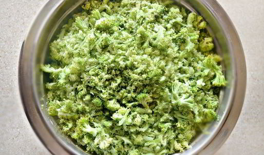 пицца с морепродуктами на основе из брокколи