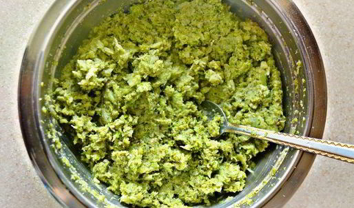 пицца с морепродуктами на основе из брокколи