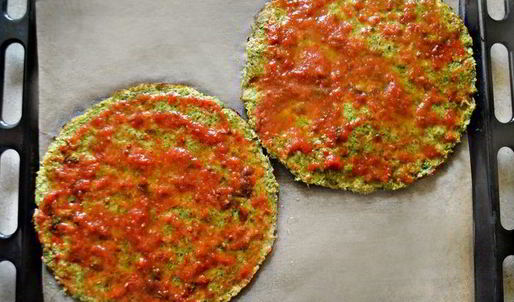 пицца с морепродуктами на основе из брокколи