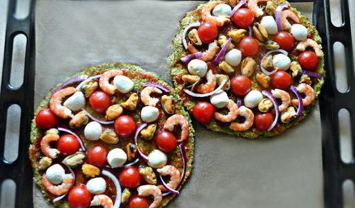 пицца с морепродуктами на основе из брокколи