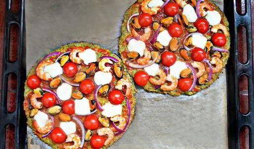 пицца с морепродуктами на основе из брокколи