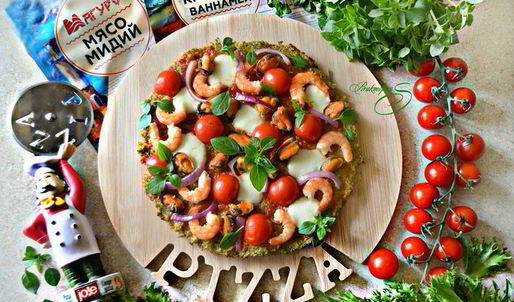 пицца с морепродуктами на основе из брокколи