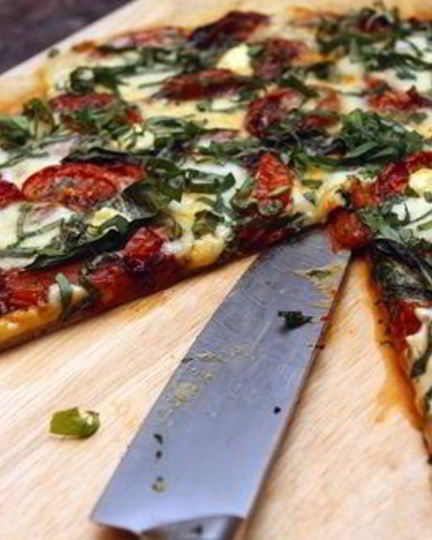 Рецепт пиццы с моцареллой и базиликом