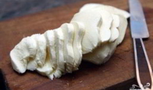 пицца с моцареллой и базиликом