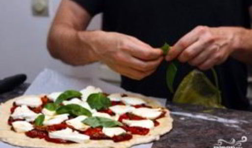 пицца с моцареллой и базиликом