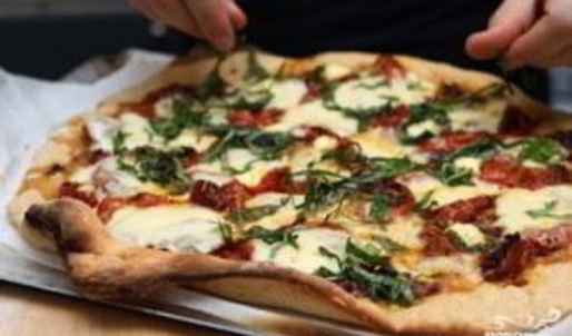 пицца с моцареллой и базиликом